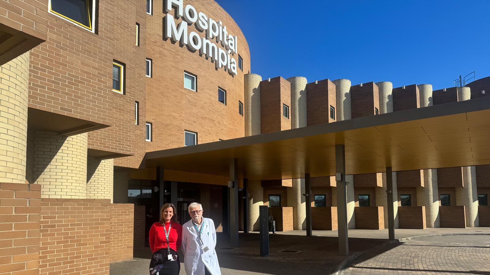 Beatriz Carral, responsable de Prevención de Riesgos Laborales y Seguridad Física, y Jesús Mozota, responsable de Medicina Preventiva y Seguridad del Paciente, en la entrada de Hospital Mompía