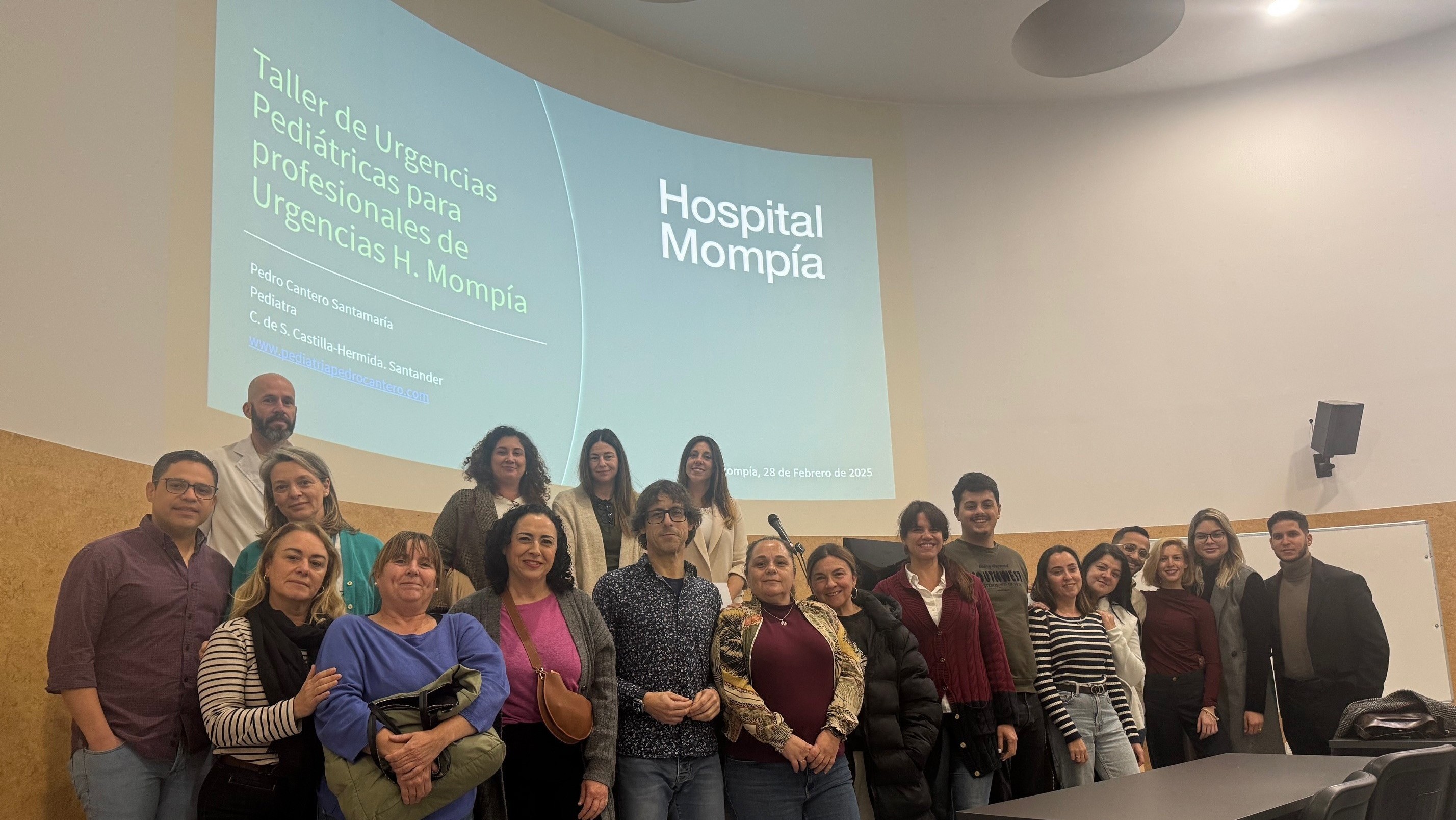 Equipo médico y de enfermería de Hospital Mompía asistente al taller de Urgencias Pediátricas